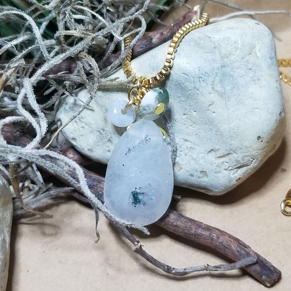 Solar quartz and gold necklace - Picture 2 of 4